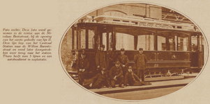 873612 Afbeelding van motorwagen 22 van tramlijn 2 (Centraal Station-Willem Barentszstraat), met enkele personeelsleden ...